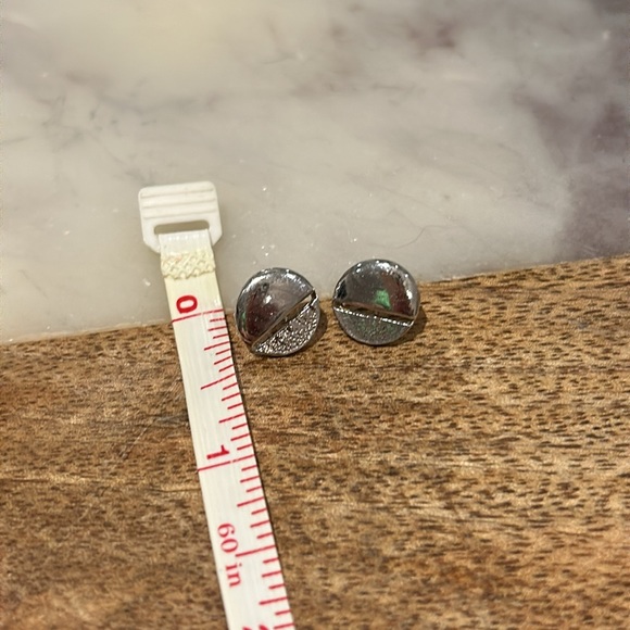 Simple silver studs with cutout and texture detail - Picture 3 of 3